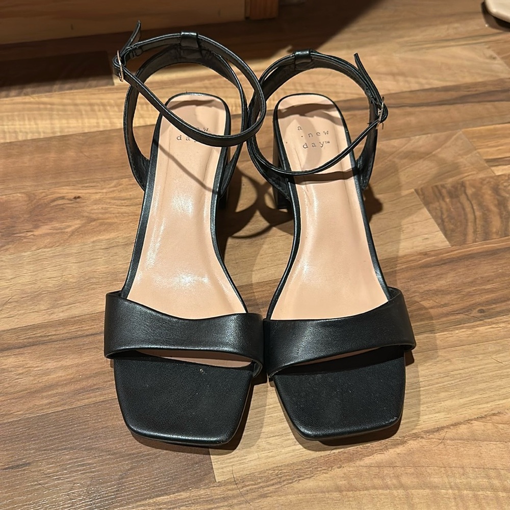 Black wedges
